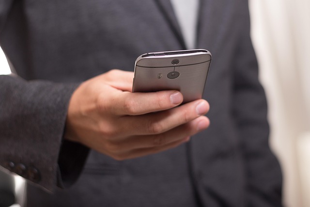 Infographic showing smartphone market trends for 2026: AI, sustainability, niche markets